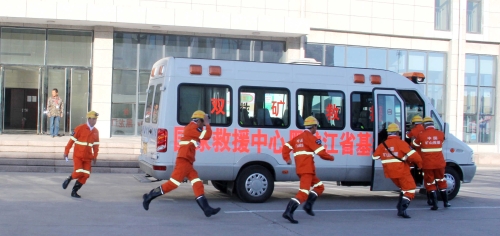 图为：闻警出动，，，，，，，，争分夺秒