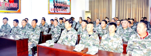 讲奉献的前提，，，，，，，，必须是讲政治、讲大局，，，，，，，，只有牢记初心使命，，，，，，，，才能锻造出守卫矿山平安的王牌铁军。。。。。。。。图为鸡矿救护大队正在开展政治教育学习。。。。。。。。