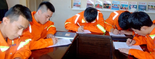 懂业务，，，，，，，，更要有知识。。。。。。。。日常的理论学习不仅仅是坐在教室里听讲，，，，，，，，更要在考场上拿出好成绩。。。。。。。。图为鸡矿救护大队的指战员们在理论学习考场上奋笔疾书。。。。。。。。02