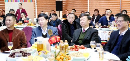 集团公司领导与全体机关干部共聚一堂，，，，，，，畅叙2019，，，，，，，共话美好2020。。。。。。02