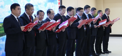 集团总部机关部门总监、高级经理以一首精彩的配乐诗朗诵，，，，，，，深情地表达了全体机关干部对集团公司2020年的美好祝愿。。。。。。