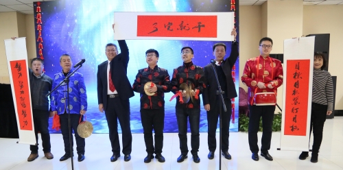 由宣传部编演的三句半“我们”，，，，，，，以诙谐幽默的表现形式，，，，，，，回顾了2019，，，，，，，展望了2020，，，，，，，在会场上掀起阵阵掌声。。。。。。01