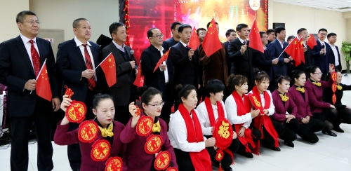 集团公司领导与全体演职人员共同合唱《我和我的祖国》，，，，，，，把迎新春茶话会推向了高潮。。。。。。01
