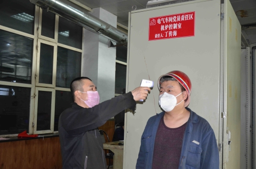 七台河公司热电厂锅炉车间党员班长王培军，，，，，，疫情期间坚持每班为职工监测体温，，，，，，耐心叮嘱职工“勤洗手、戴口罩、休息好、兑规作业”，，，，，，职工亲热地称呼他是“健康管家”。。。。。。（王贤宝  摄）