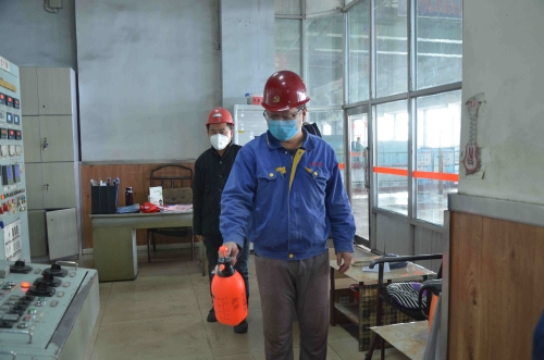 七台河公司热电厂汽机车间党员班长娄跃海，，，，，，每天早早接班对机炉控制室进行全面彻底消毒，，，，，，尽到党员应尽的职责。。。。。。（王贤宝 摄）