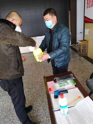 七台河公司东风矿矿党委副书记王占寒在督导检查防疫工作的同时为单位提供测温仪、消毒液、喷壶等防护用品。。。。。。。。图为王占寒（左）正与党员对办公场所进行消毒。。。。。。。。（于秀娟摄）