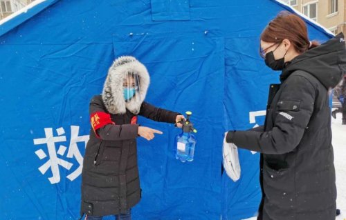 铁选厂党支部书记邱菊在为社区居民邮件消毒。。。。。。。