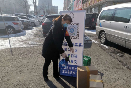 图为七矿公司铁选厂党员张玉莹冲在疫情防控的最前沿，，，，，，，，深入社区担任党员志愿者。。。。。。。（傅喜有摄）