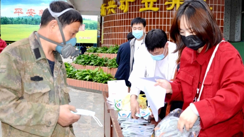 新兴矿开展全国安全宣传咨询日活动，，，，，，，，积极宣传安全知识，，，，，，，，切实增强职工掌握安全知识水平，，，，，，，，提高安全生产意识，，，，，，，，为企业安全高效发展夯实安全基础。。。。。。_副本