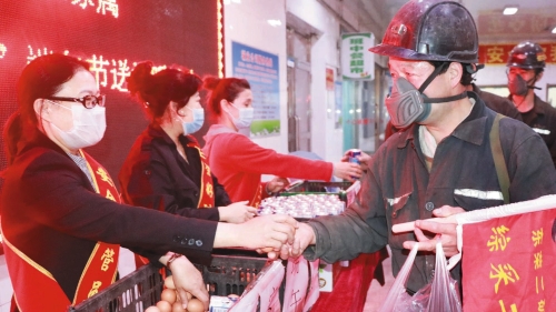 图为：东荣二矿女工将鸡蛋和牛奶递到职工手中，，，，，叮嘱“安全第一”。。。。。。。。