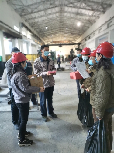 选煤公司工会女工委开展安全知识有奖问答活动。。。。。。  张宇 摄