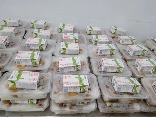 为煤矿生产建设单位井下采掘一线职工、辅助工人增配了盒装牛奶，，，，，，，，牛奶经过分装与班中餐一同由送饭人员配送到井下工作面